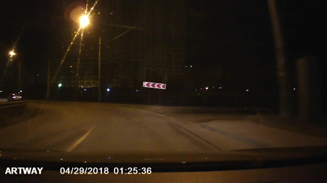 Дорожные войны: в Петербурге мужчины на ходу крушили бетономешалку (видео)