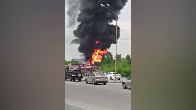 На окраине Екатеринбурга загорелся кирпичный завод