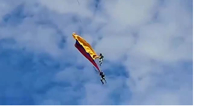 Момент падения с высоты двух военных во время шоу в Колумбии попал на видео 