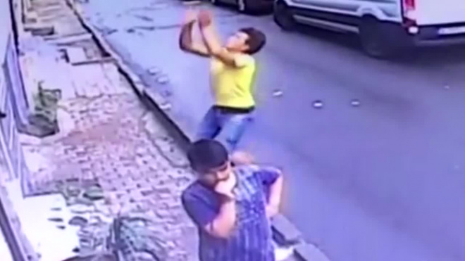 Видео из Турции: Подросток поймал выпавшую из окна маленькую девочку