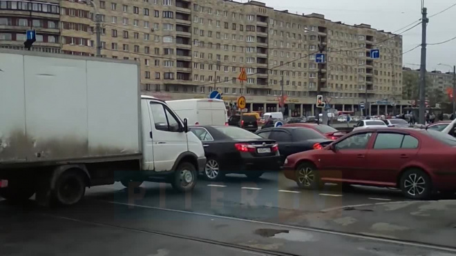 На пересечении Бухарестской и Славы сломался светофор, образовалась огромная пробка