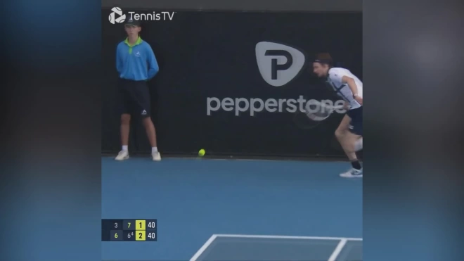 Теннисист Бублик во время матча в Аделаиде съел чипсы из пачки болельщика