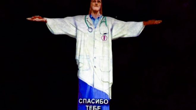Статую Христа в Рио-де-Жанейро "одели" в халат врача