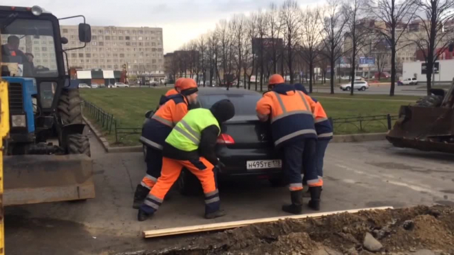 Рабочим "Водоканала" пришлось вручную передвигать машину на Народной улице