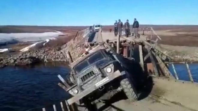 На Ямале под грузовиком обрушился деревянный мост