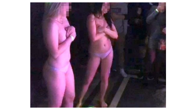 Видео из Благовещенска: голые девушки разделись за деньги
