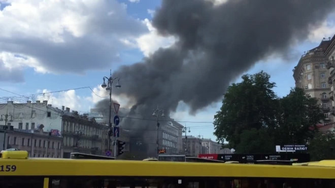 В центре Киева загорелось здание бывшего "Центрального гастронома"