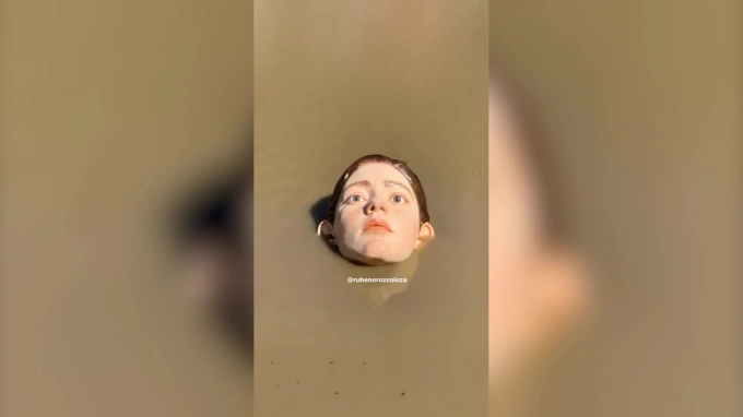В Испании огромная скульптура лица девушки появилось из-под воды