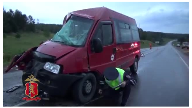 Под Красноярском маршрутка с пассажирами протаранила грузовик: пострадало 12 человек