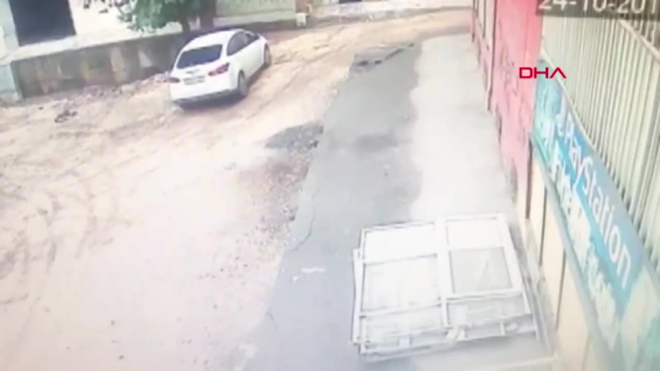 Видео: В Турции две женщины оказались под землей из-за обрушения асфальта