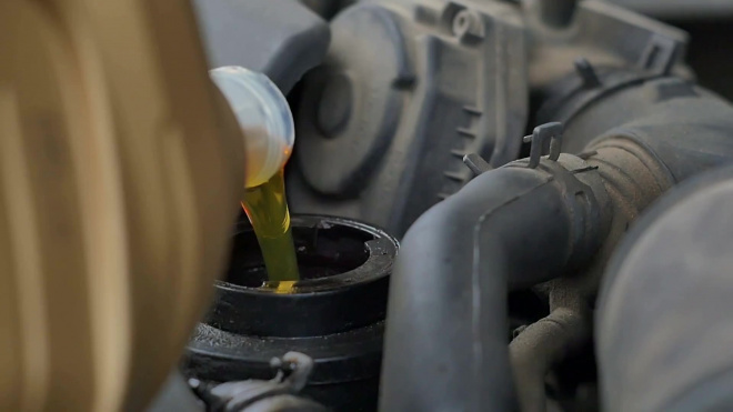 Эксперты объяснили, почему ломается двигатель авто после заливки нового масла