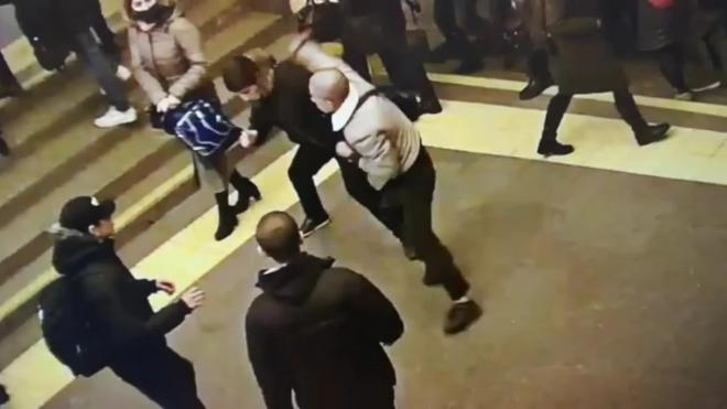 Полицейские оперативно задержали участников драки на станции "Площадь Александра Невского-1"