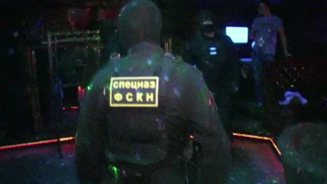 Спецназ "зажег" на танцполе ночного клуба в Александровском парке и повязал наркоманов-мажоров