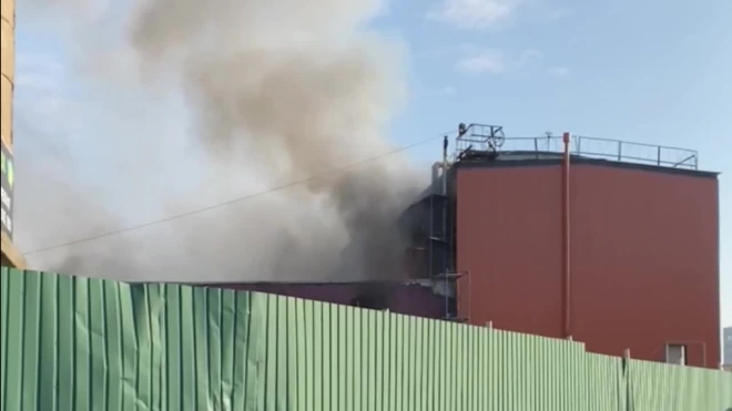 На проспекте Александровской фермы тушат пожар в складском здании