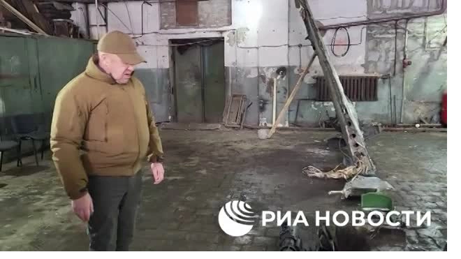 Пригожин показал обломки протаранившего колонну украинской техники Су-24М