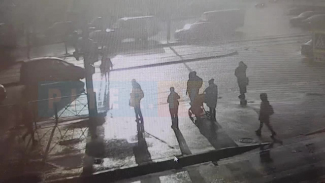 Видео: на Народной мужчину зацепила машина при переходе дороги на красный