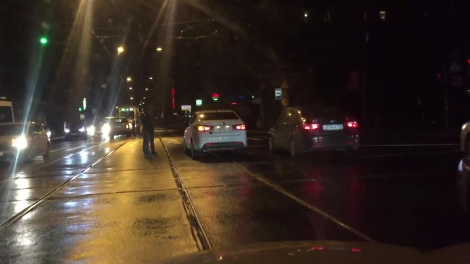 Очевидцы: Range Rover чудом ушел от лобового столкновения с трамваем (видео)