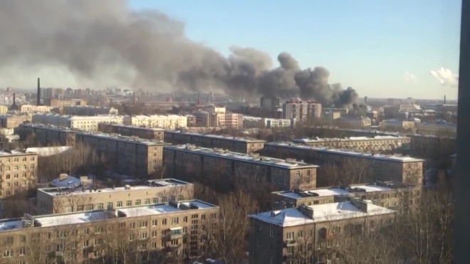 На проспекте Обуховской обороны в Петербурге тушат пожар третьего номера сложности
