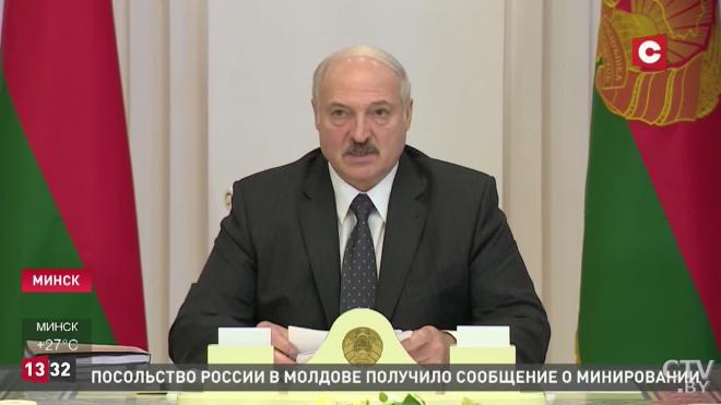 Лукашенко потребовал от правоохранителей "не цепляться к людям по мелочам"