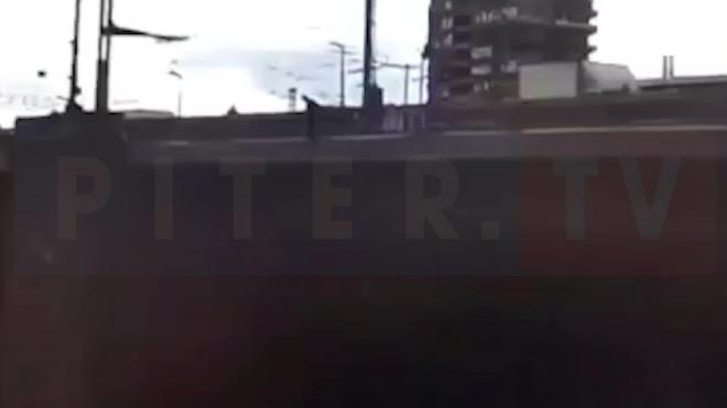 Момент прыжка мужчины с Володарского моста попал на видео
