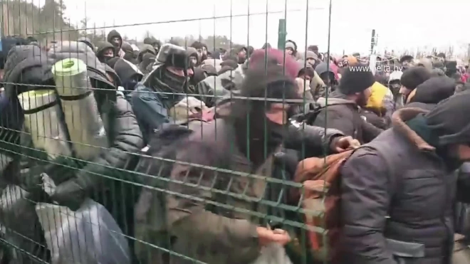 Мигранты на белорусско-польской границе прорвали часть заграждений