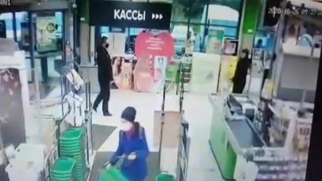 Мужчина пытался украсть алкоголь из магазина в Приморском районе 