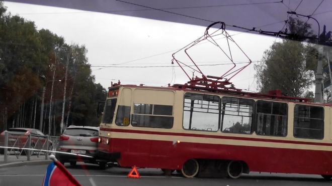 Легковушка и трамвай собрали пробку на проспекте Испытателей и Богатырском