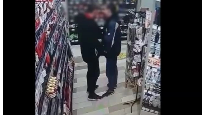 Видео: двое мужчин пытались украсть продукты на 4500 рублей в центре Петербурга