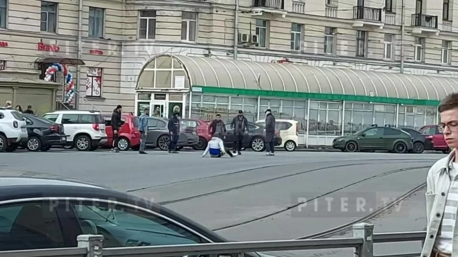 У площади Ленина дебоширы избили петербуржца