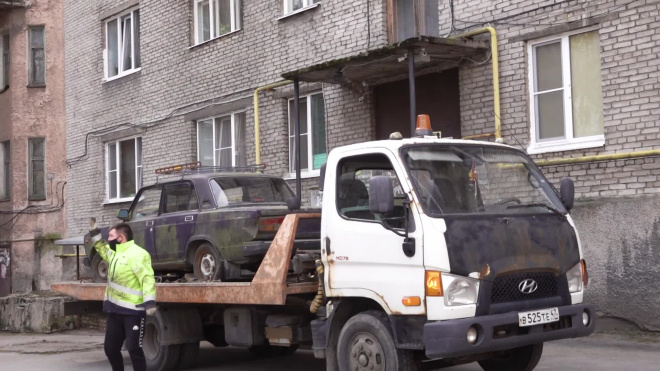  В Выборге убирают автохлам с улиц и дворов города 