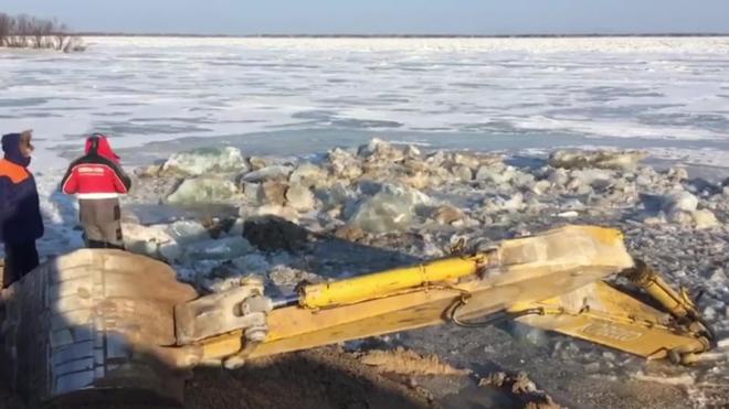 В Хабаровском крае экскаватор ушел под лед