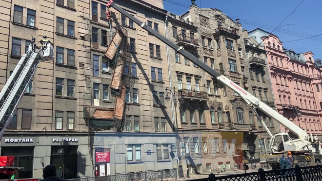 Видео: на Кирочной начали демонтаж балконов после обрушения