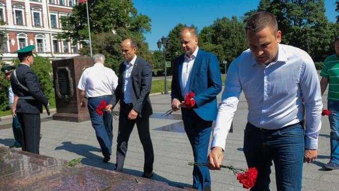 В честь 76-летия Выборгской наступательной операции в Выборге возложили цветы к стеле «Город воинской славы»