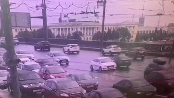 Опубликовано видео ДТП на Литейном мосту в Петербурге