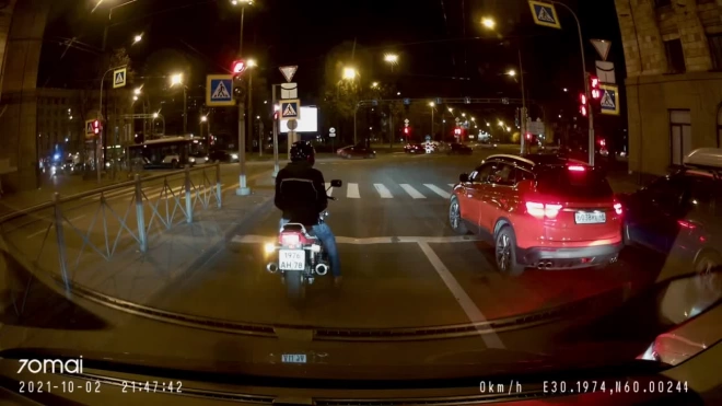 Петербургский мотоциклист вернул водителю кроссовера выкинутый окурок