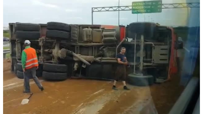 Появилось видео с КАД, где перевернулся КАМАЗ с песком