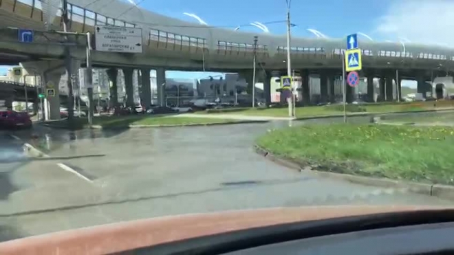 Видео: перекресток Савушкина и Планерной залило мутной водой