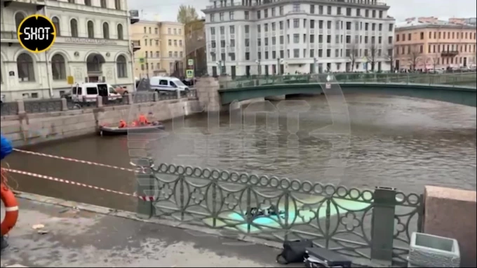 В Петербурге на месте ДТП с автобусом завершены водолазные спасательные работы