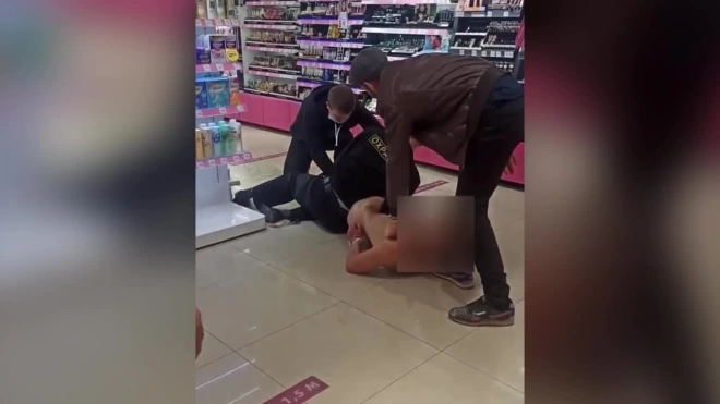 В магазине косметики в Рыбацком задержали голого мужчину