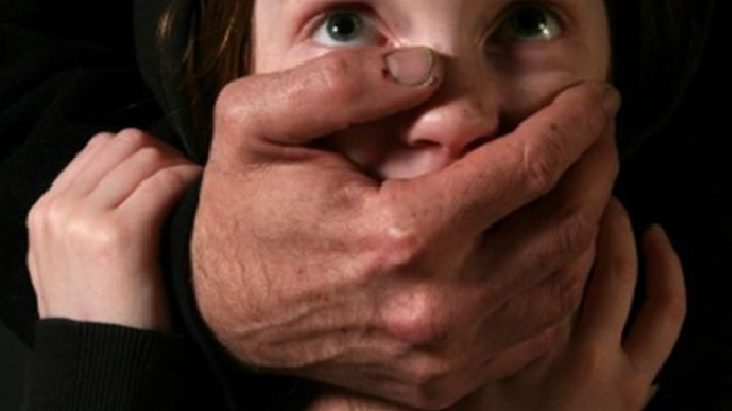 Извращенец из Купчино месяц насиловал свою 9-летнюю дочь