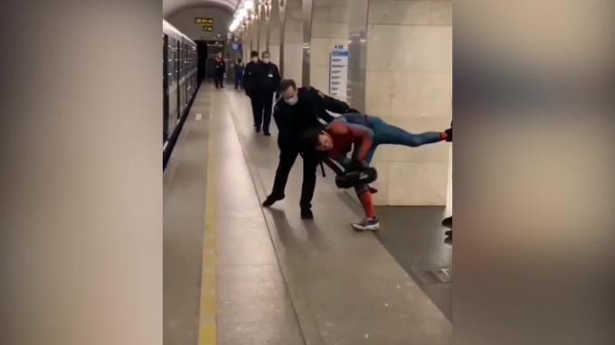Видео: сотрудники петербургского метрополитена ловили 