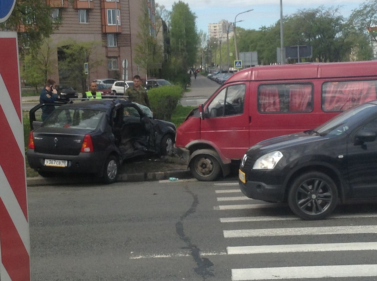Женщину зажало в машине после столкновения с "Газелью" на Витебском