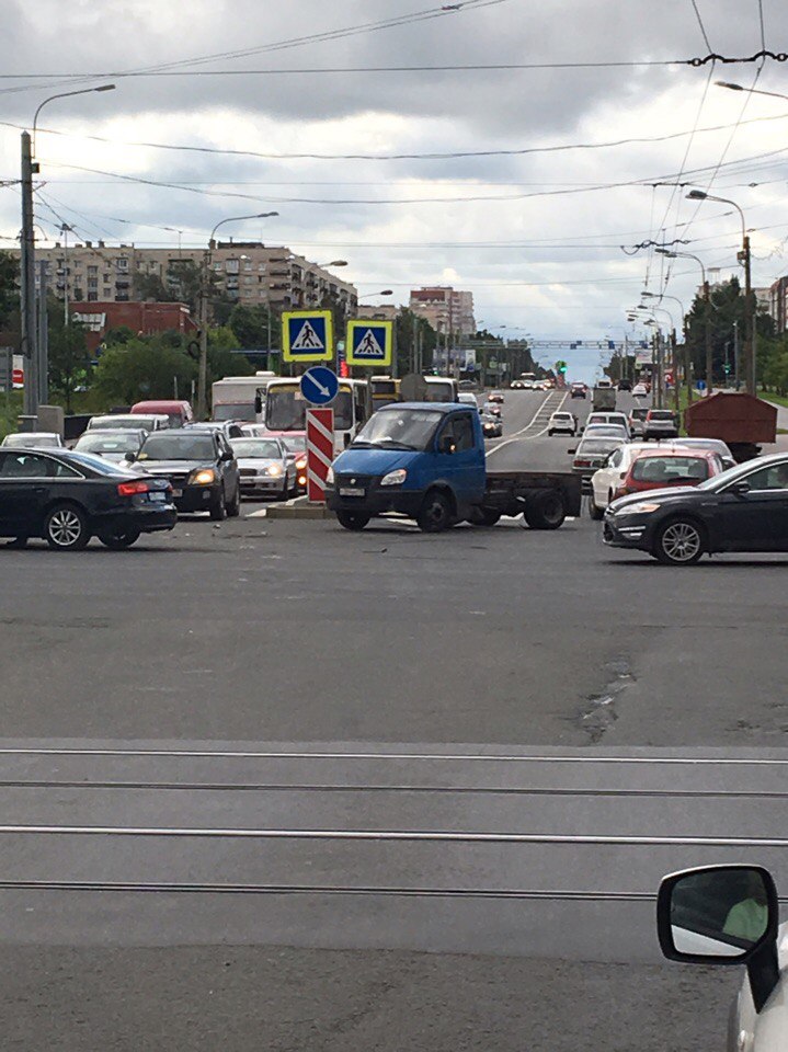 На Петергофском шоссе хлебовозка рассыпала булки по дороге после ДТП