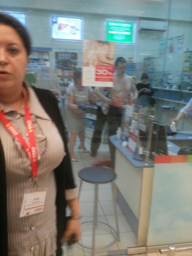 Неизвестный порезал охранника супермаркета в Купчине