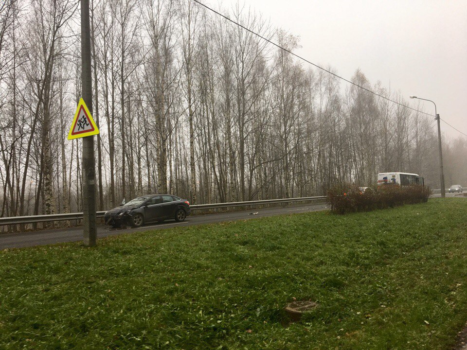 В Петербурге три машины и маршрутка полностью перекрыли движение 