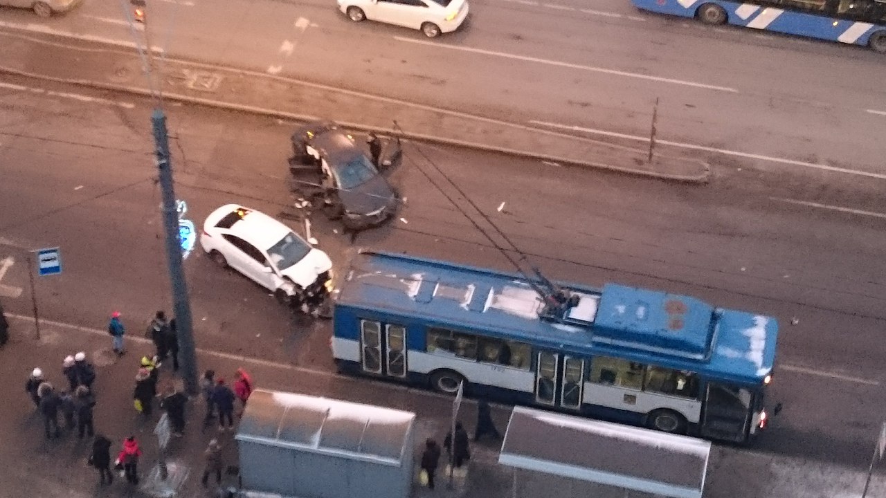 На перекрестке Ленинского и Кузнецова женщину зажало в машине после ДТП