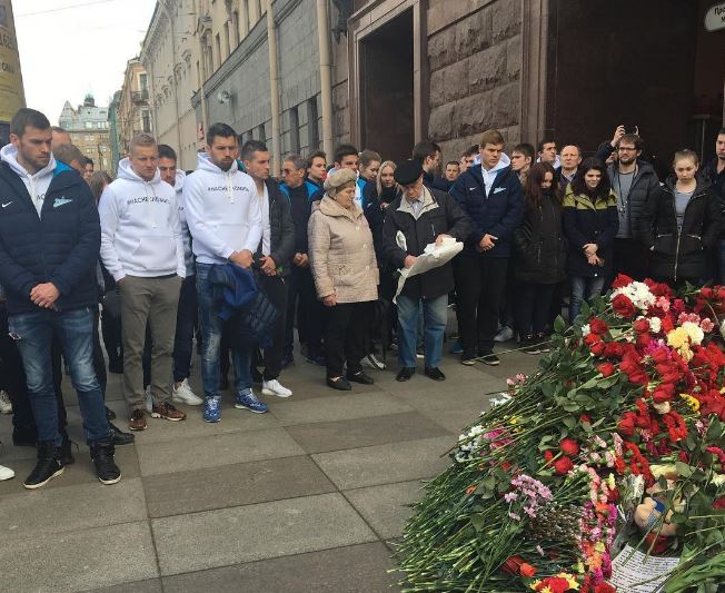 Футболисты "Зенита" на метро приехали возлагать цветы у "Технологического института"