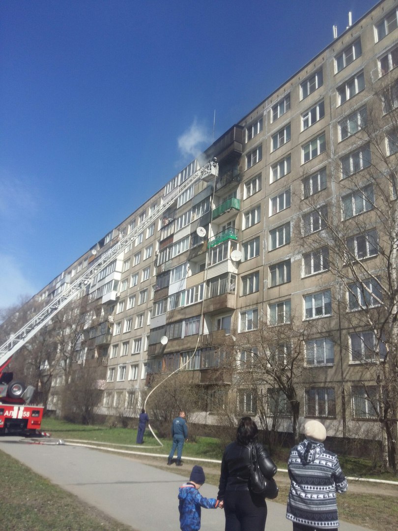 Девушка сама себя спасла из горящей квартиры на Белградской