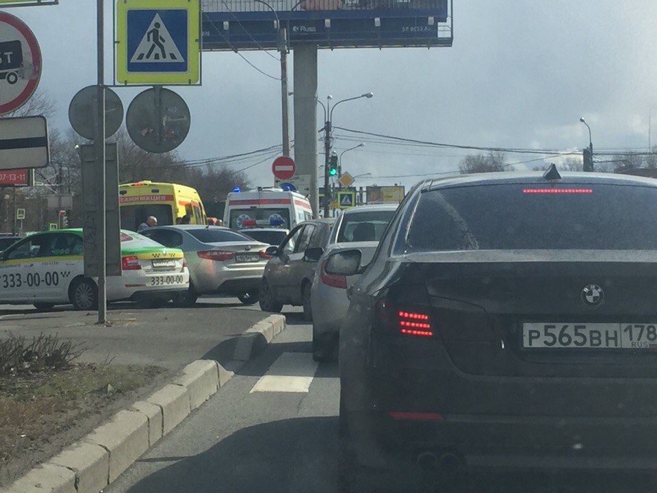 На Московском шоссе сбитый пешеход проломил лобовое стекло автомобиля