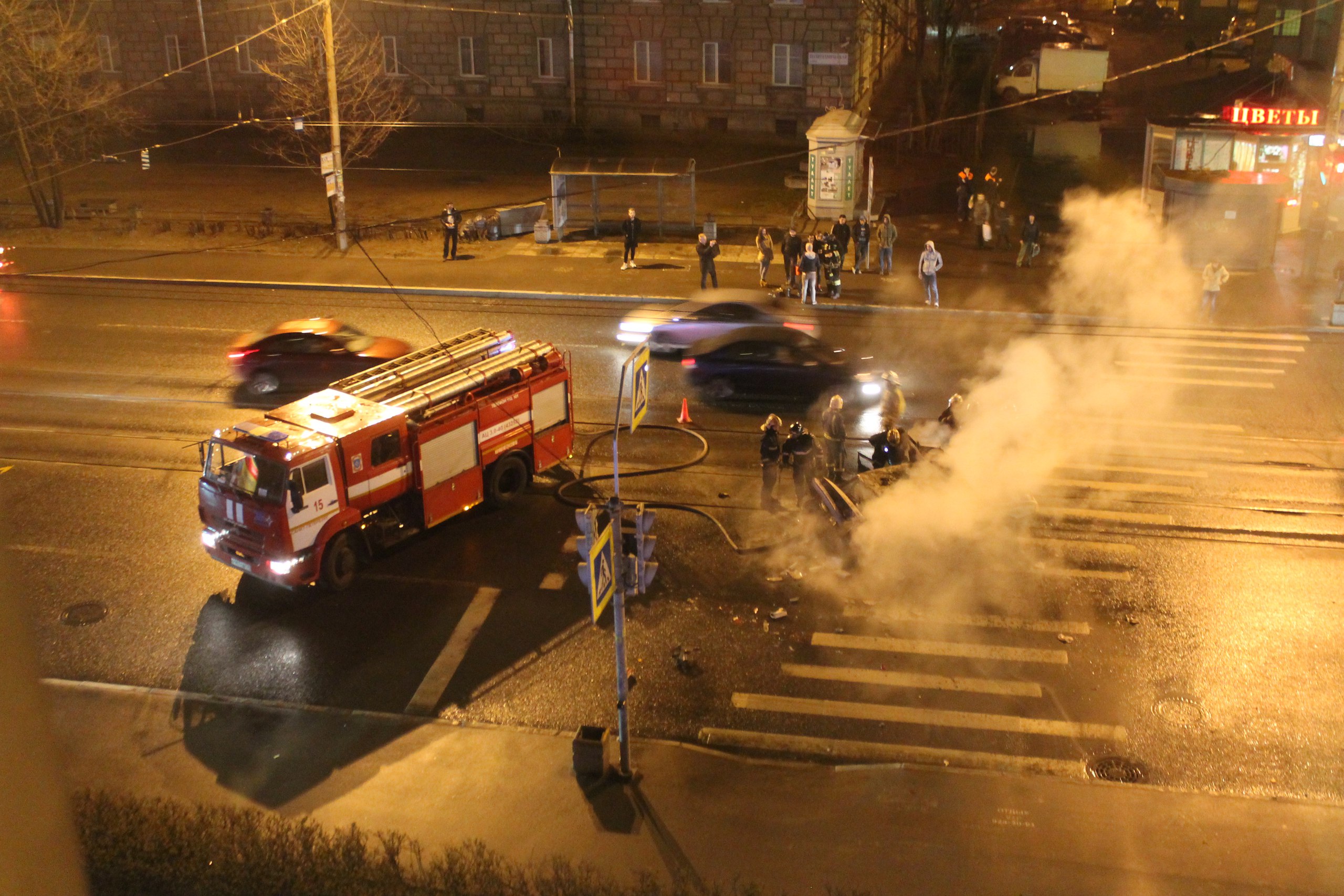 На "Площади мужества" автомобиль взорвался и сгорел после столкновения